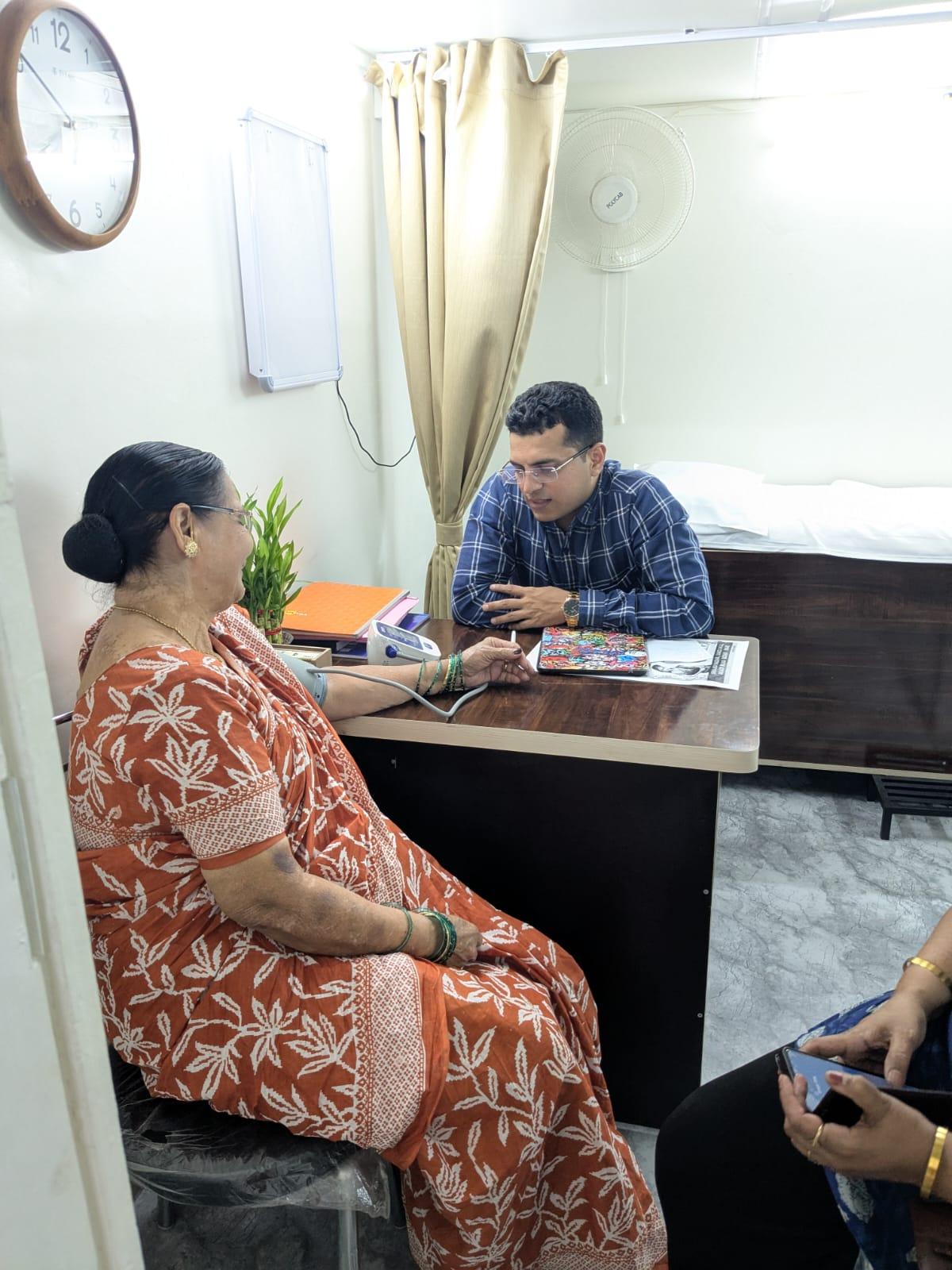 Dr. Rahul Kalekar consulting a patient in Star Ortho Clinic Wakad Pune